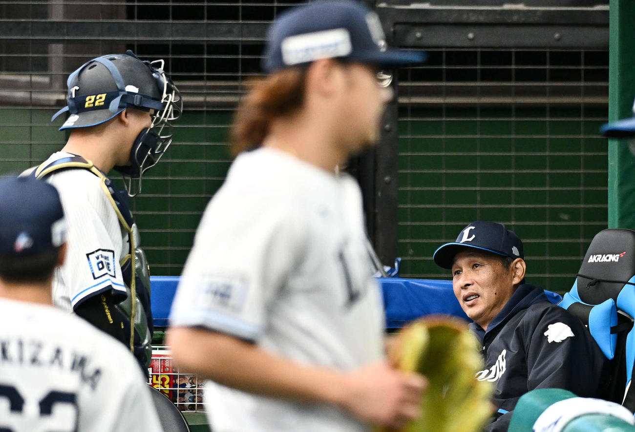 西武対日本ハム　5回表の守備を終えた西武古賀悠（左）に話す西口監督。手前は高橋（撮影・滝沢徹郎）