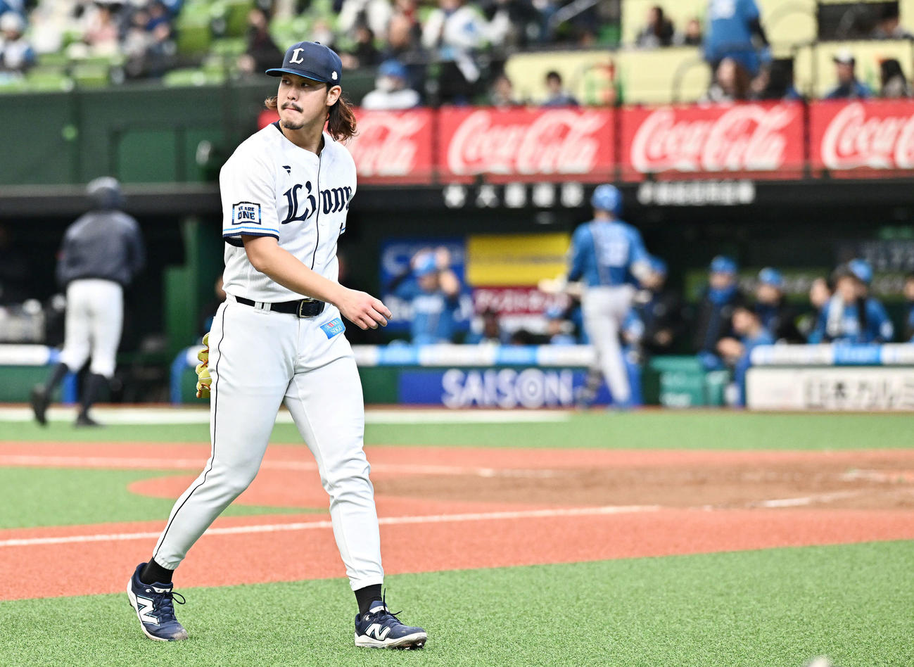 西武対日本ハム　5回表、追加点を許した西武先発の高橋は浮かない表情で引き揚げる（撮影・滝沢徹郎）