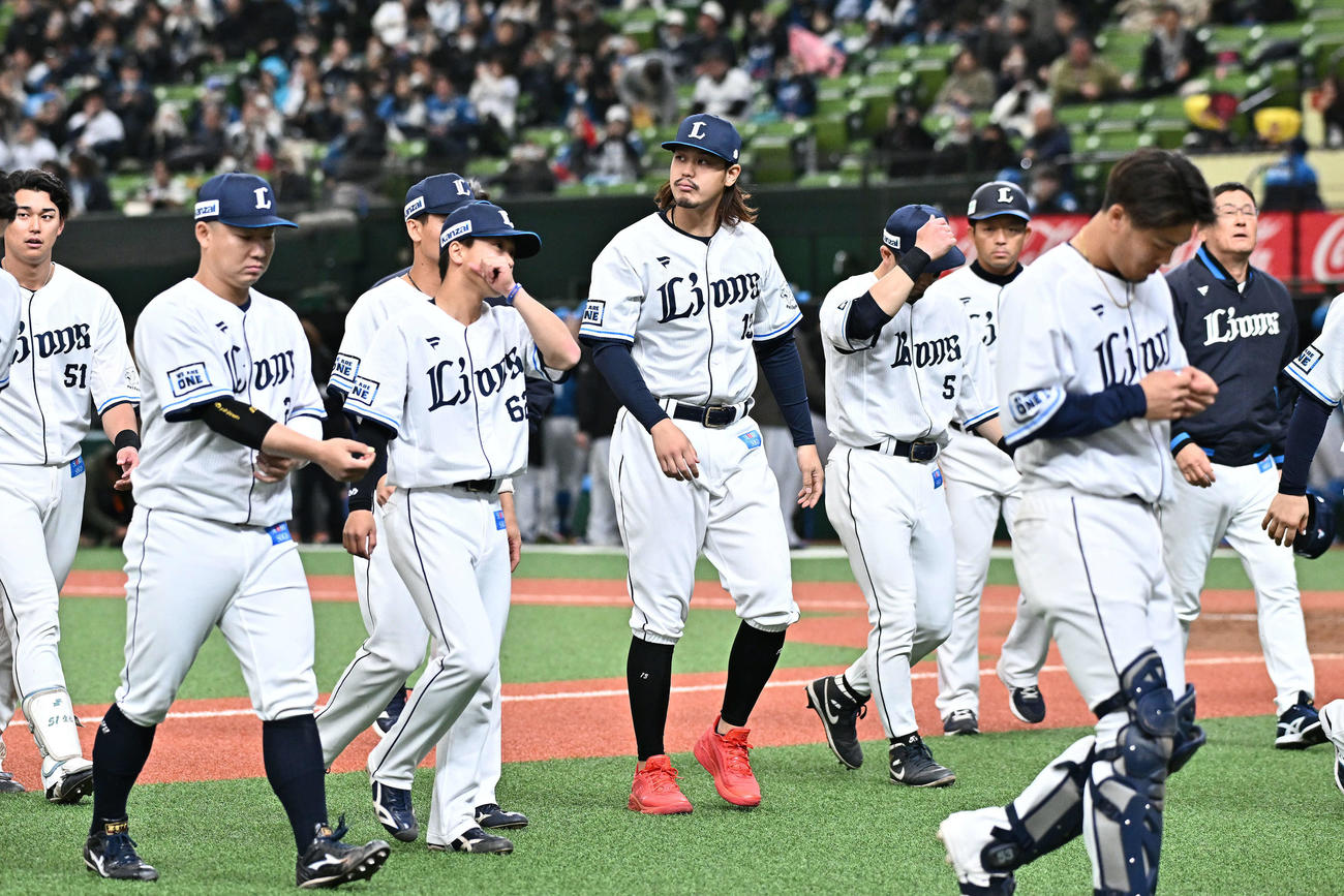 西武対日本ハム　開幕3連敗し悔しげに引き揚げる西武高橋（中央）ら選手たち（撮影・滝沢徹郎）