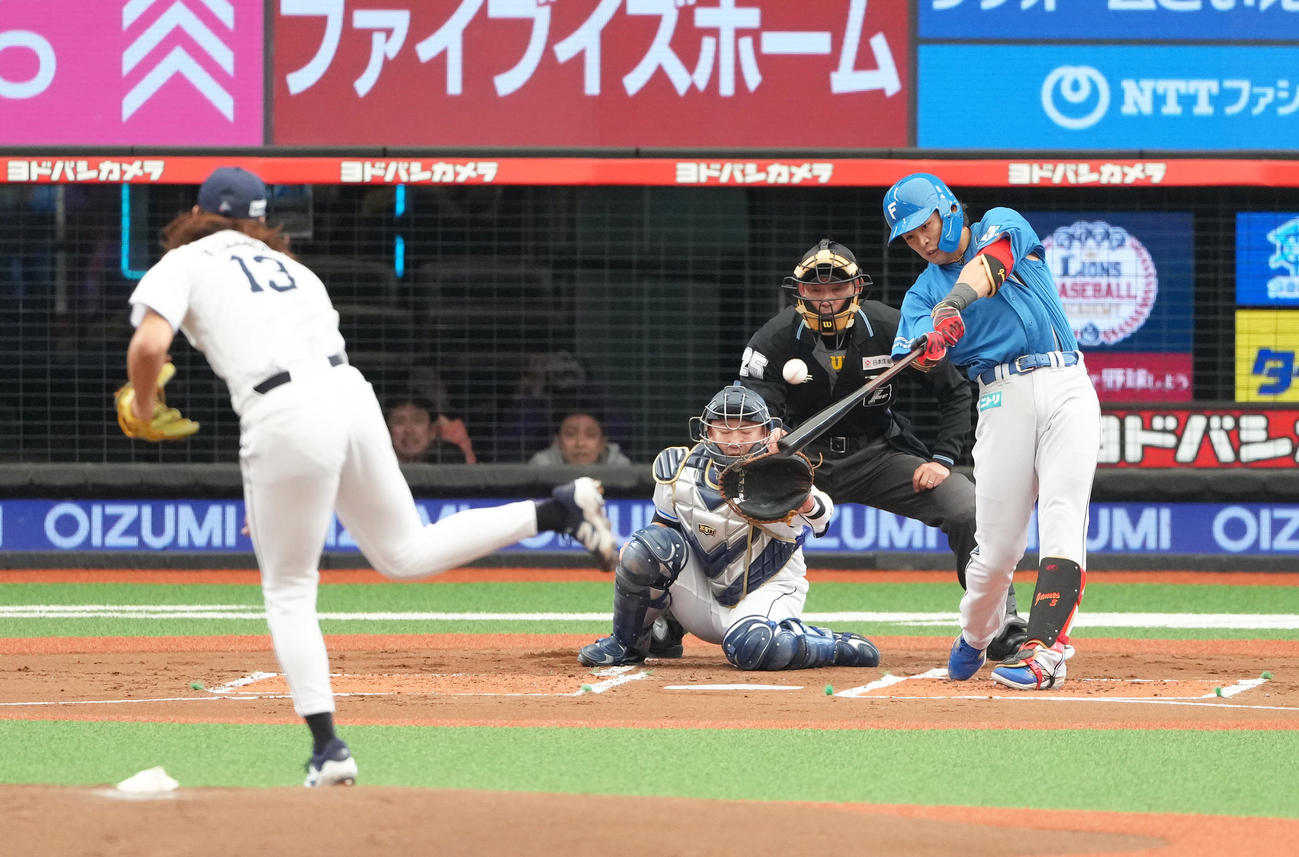 西武対日本ハム　1回表日本ハム2死二塁、野村佑希は先制適時打を放つ。投手高橋光成＝2025年3月30日