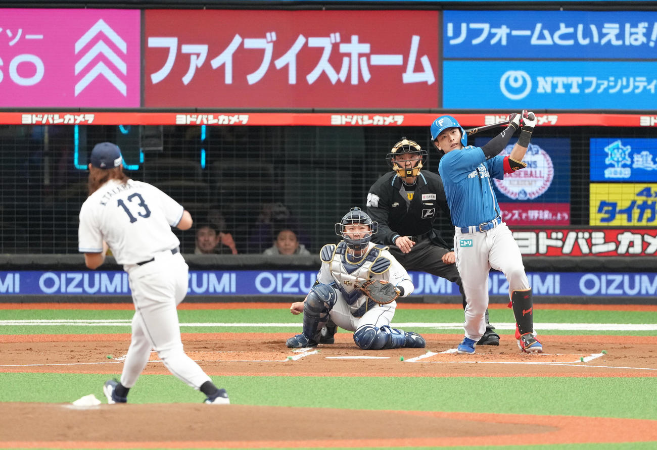 西武対日本ハム　1回表日本ハム2死二塁、野村は先制適時打を放つ。投手高橋（撮影・足立雅史）