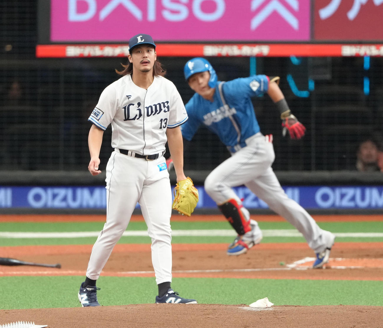 西武対日本ハム　1回表日本ハム2死二塁、野村（後方）に先制適時打を浴びた高橋（撮影・足立雅史）