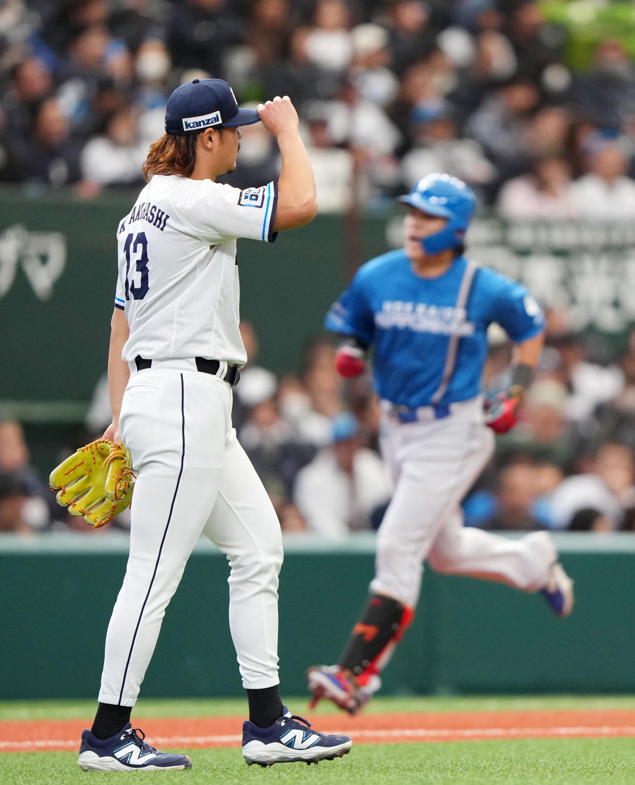 西武対日本ハム　3回表日本ハム1死一、二塁、野村に左越え3点本塁打を浴び肩を落とす高橋（左）（撮影・横山健太）