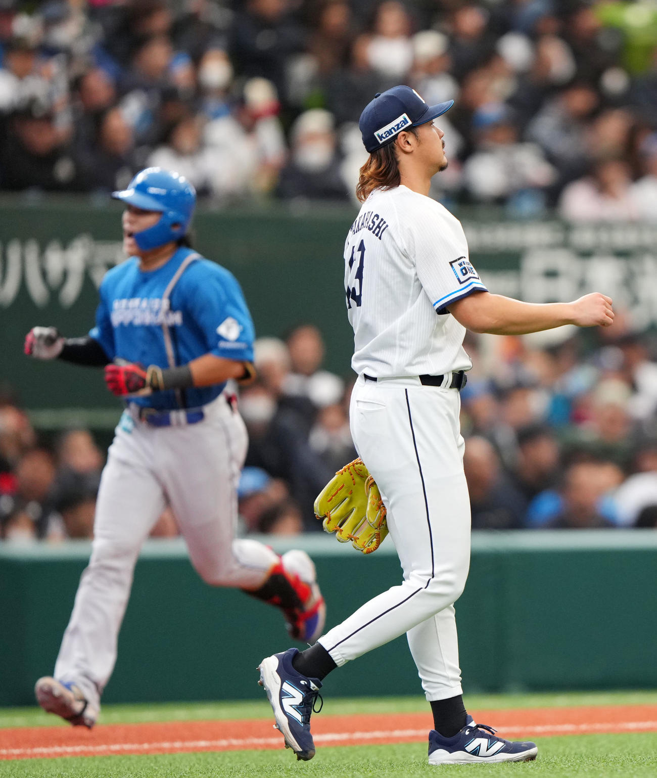 西武対日本ハム　3回表日本ハム1死一、二塁、野村に左越え3点本塁打を浴び肩を落とす高橋（右）（撮影・横山健太）