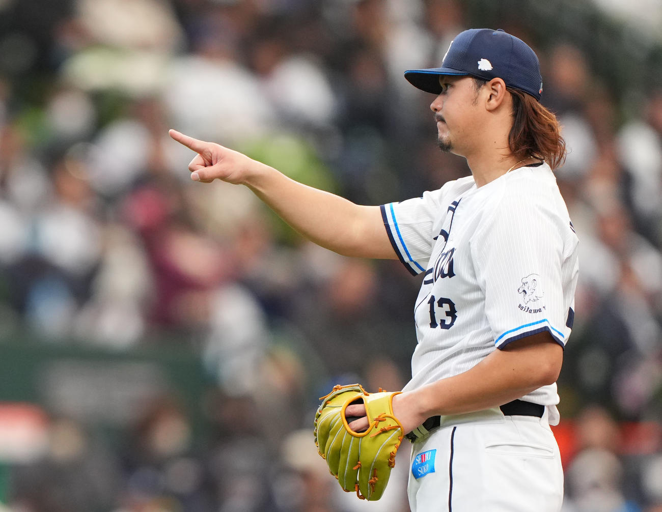 西武対日本ハム　指をさす西武高橋（撮影・横山健太）