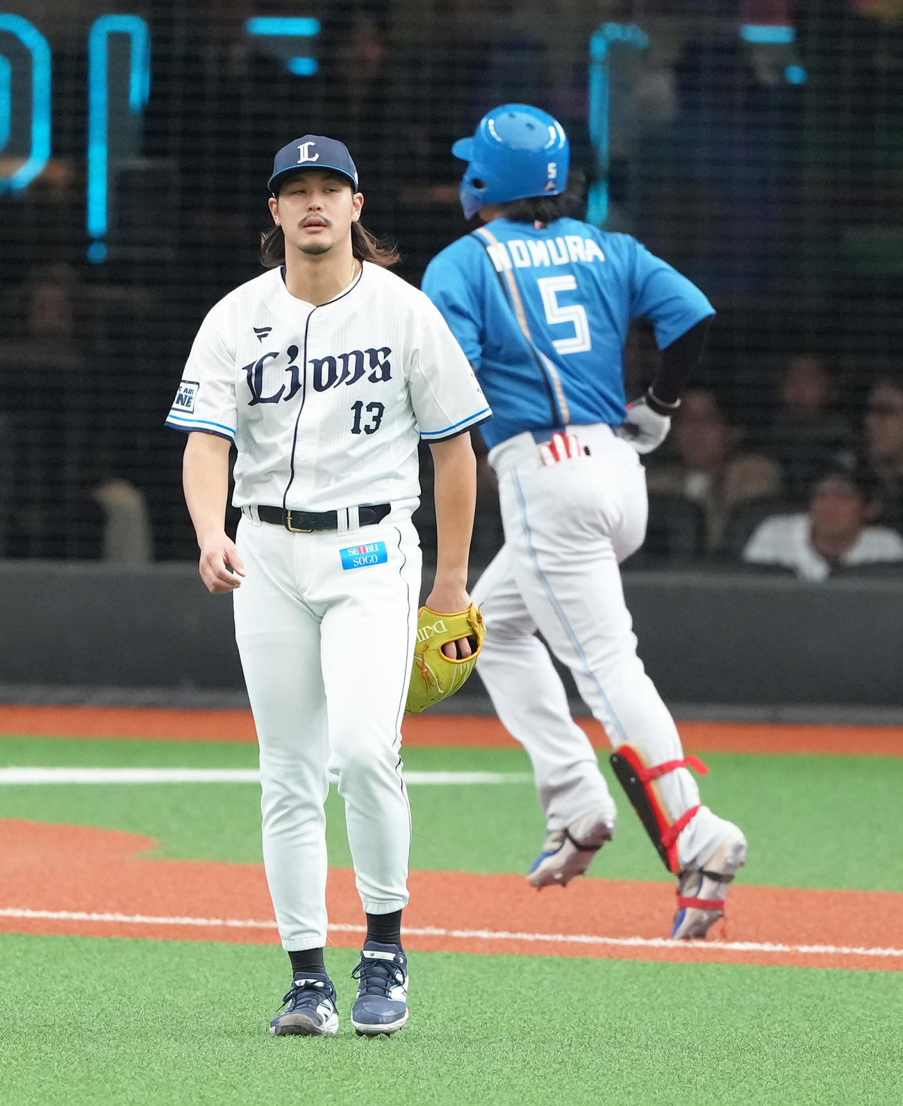 西武対日本ハム　3回表日本ハム1死、1死二塁、野村（後方）に左越え3点本塁打を浴びた高橋（撮影・足立雅史）