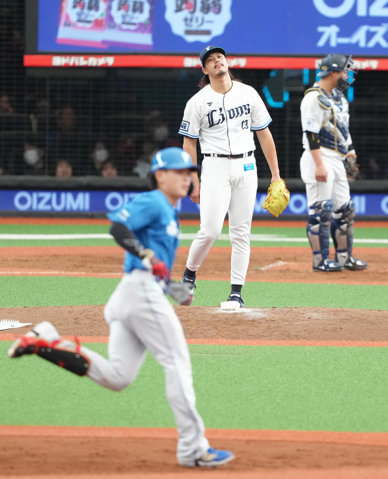 西武対日本ハム　5回表日本ハム2死二塁、野村（手前）に左越え2点本塁打を浴びた高橋（撮影・足立雅史）