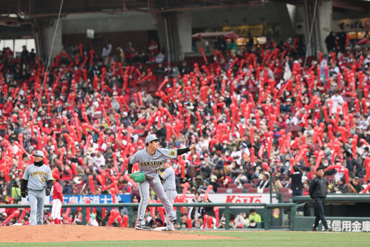 広島対阪神　7回裏を前に投球練習する伊原（撮影・前田充）
