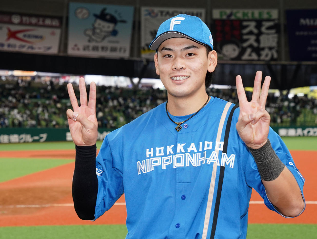 西武対日本ハム　笑顔で3本指を立てる日本ハム野村（撮影・横山健太）