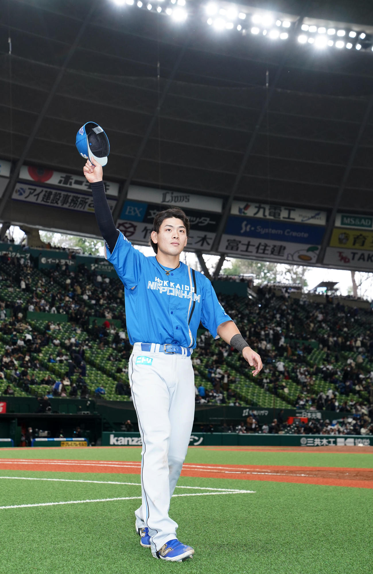 西武対日本ハム　声援に応える日本ハム野村（撮影・横山健太）