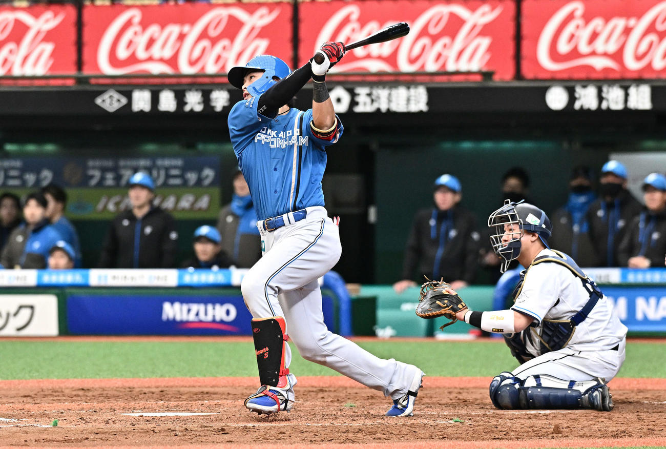 西武対日本ハム　5回表日本ハム2死二塁、野村は左越え2点本塁打を放つ（撮影・滝沢徹郎）
