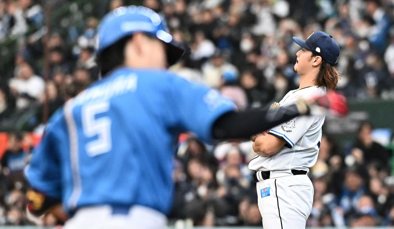 西武対日本ハム　5回表日本ハム2死二塁、野村（手前）に2点本塁打を許す高橋（撮影・滝沢徹郎）