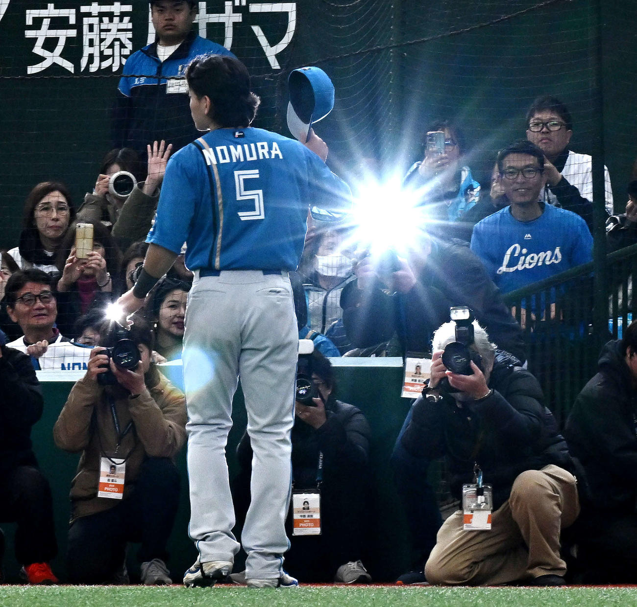 西武対日本ハム　ヒーローインタビューを終え記念撮影でフラッシュを浴びる日本ハム野村（撮影・滝沢徹郎）