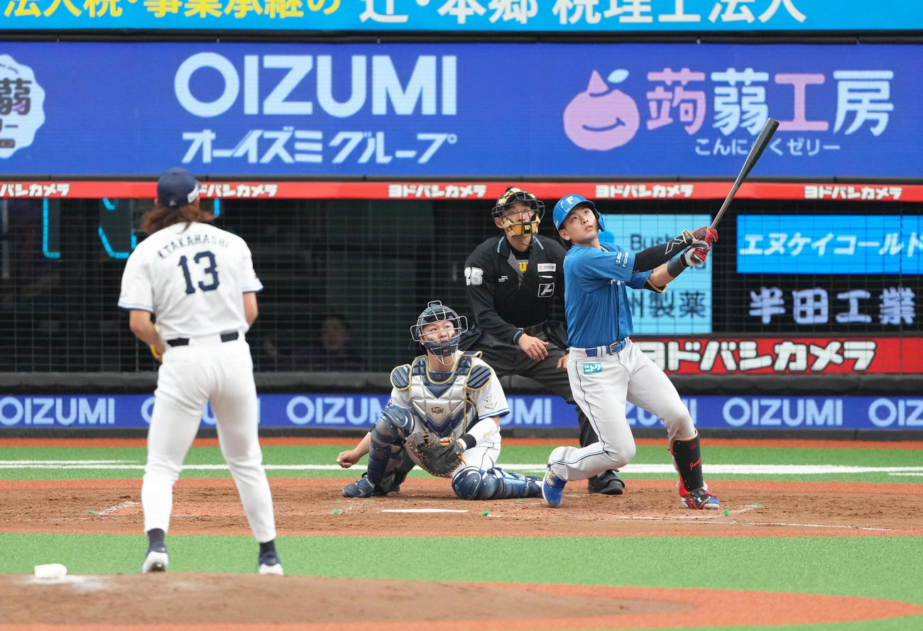 西武対日本ハム　5回表日本ハム2死二塁、野村は左越え2点本塁打を放つ。投手高橋（撮影・足立雅史）