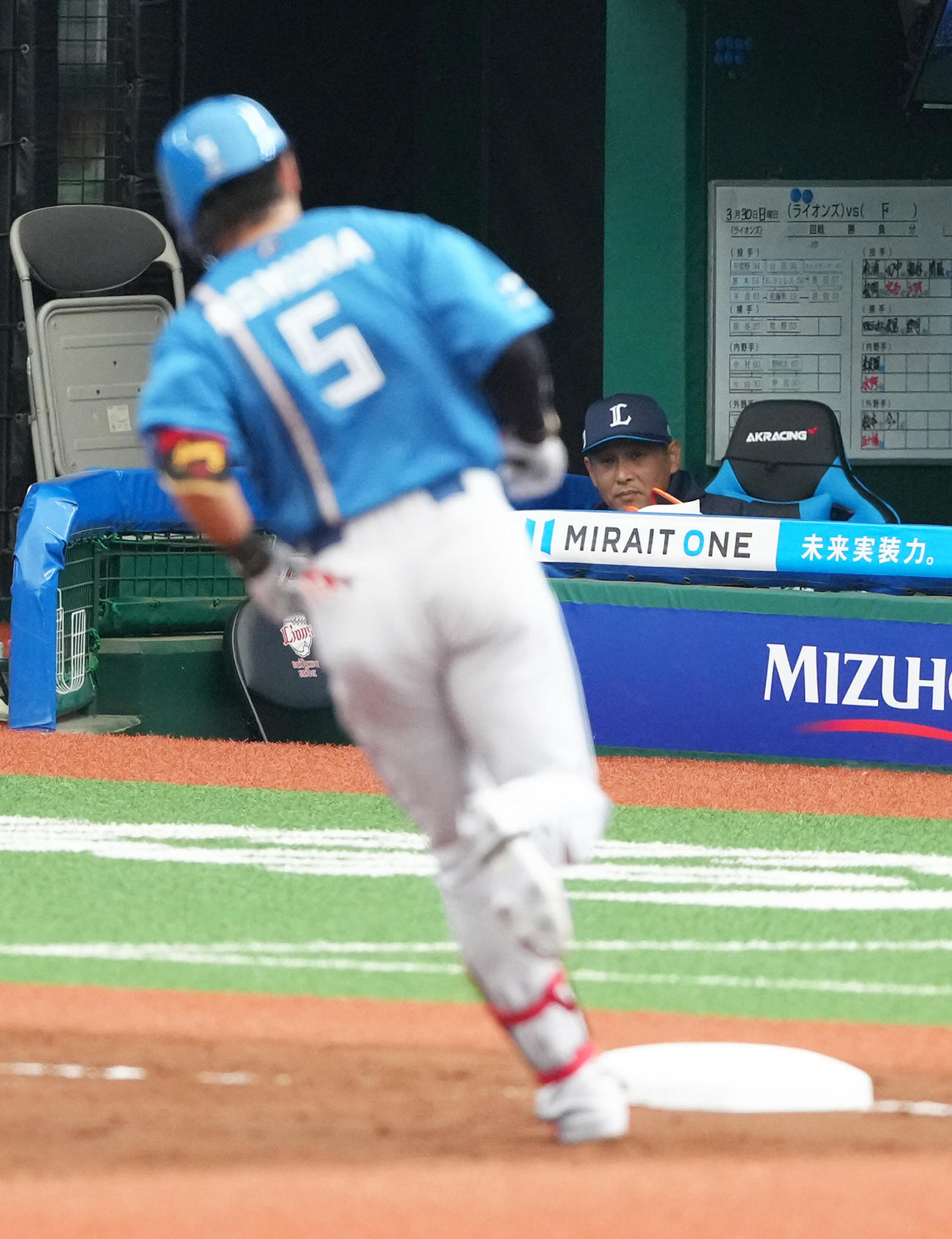西武対日本ハム　5回表日本ハム2死二塁、左越え2点本塁打を放った野村（手前）を見つめる西口監督（撮影・足立雅史）