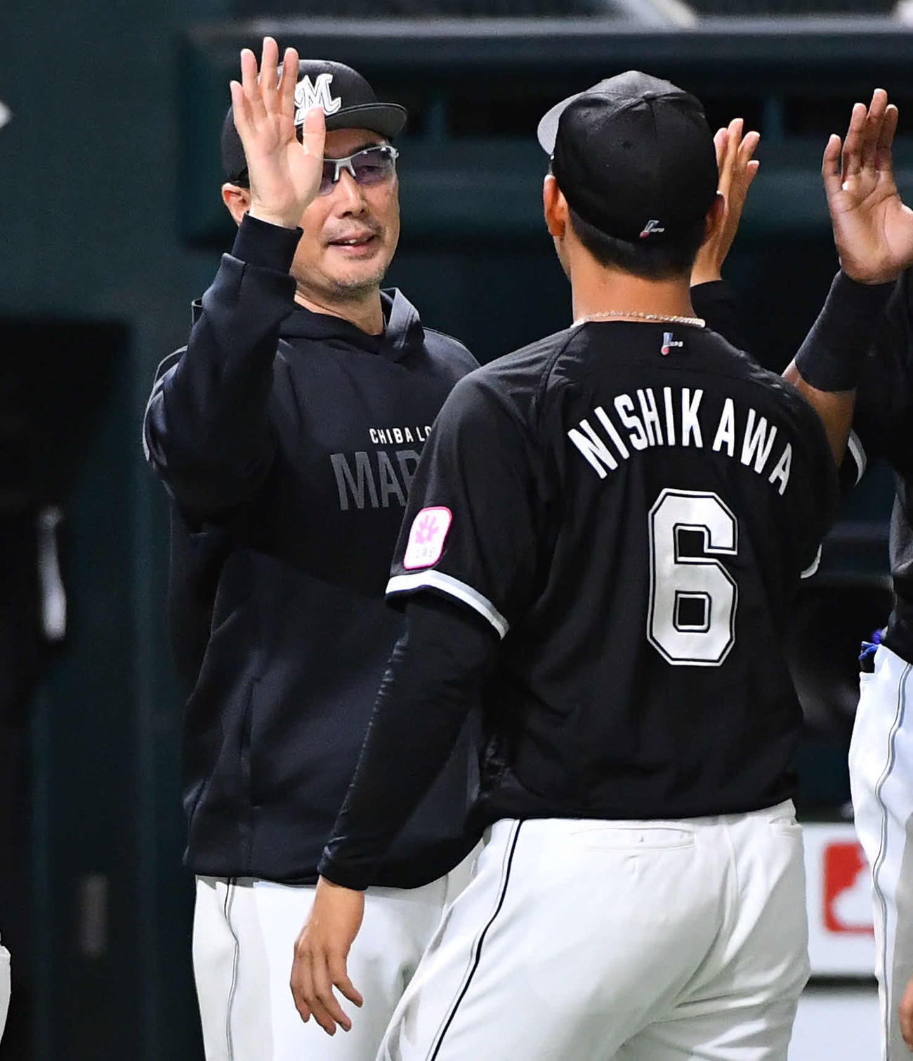 西川史礁（右）らナインとハイタッチするロッテ吉井理人監督（2025年3月28日撮影）