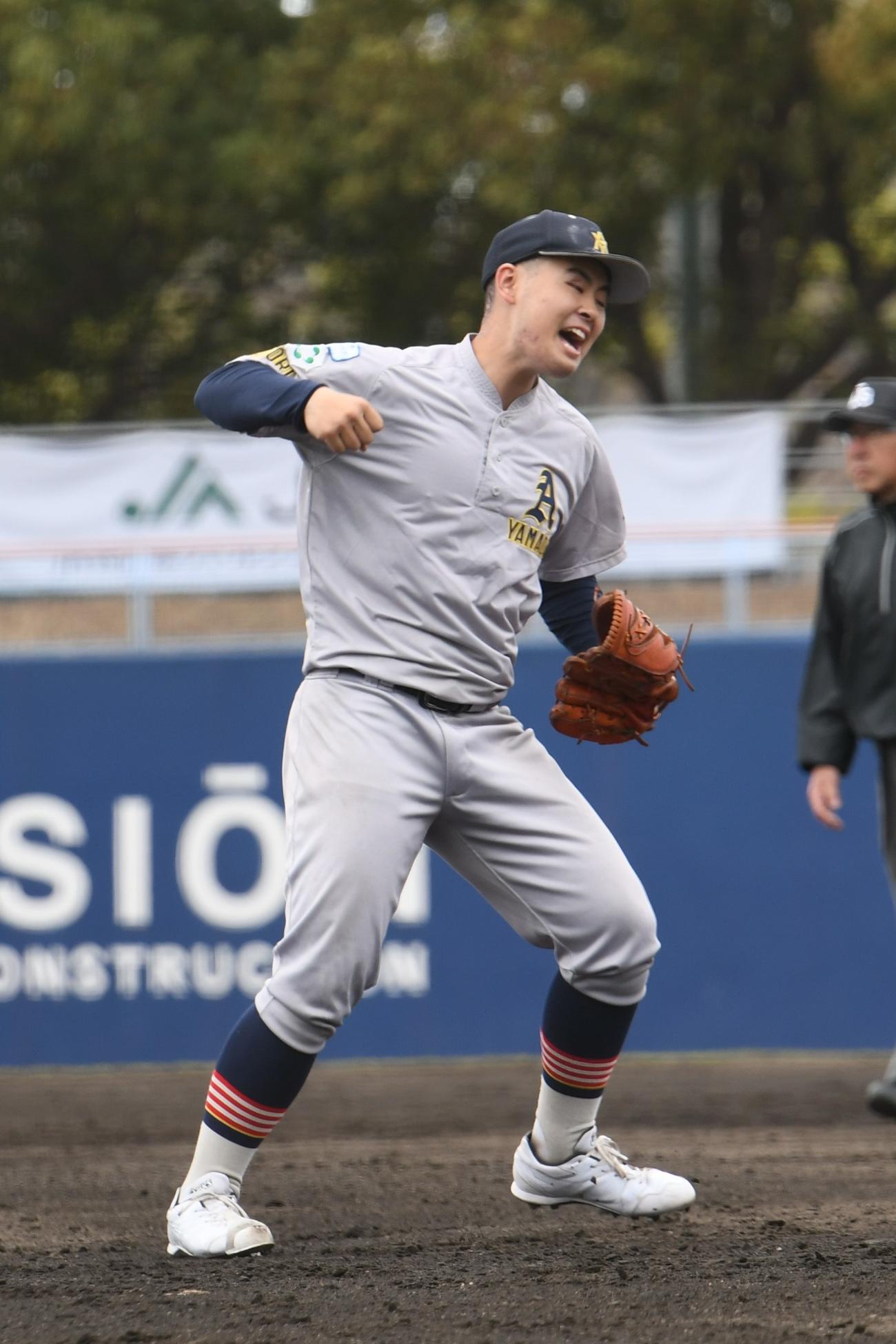 青森山田対尾道　4回のピンチを脱した青森山田先発投手の大野はガッツポーズ（撮影・久我悟）