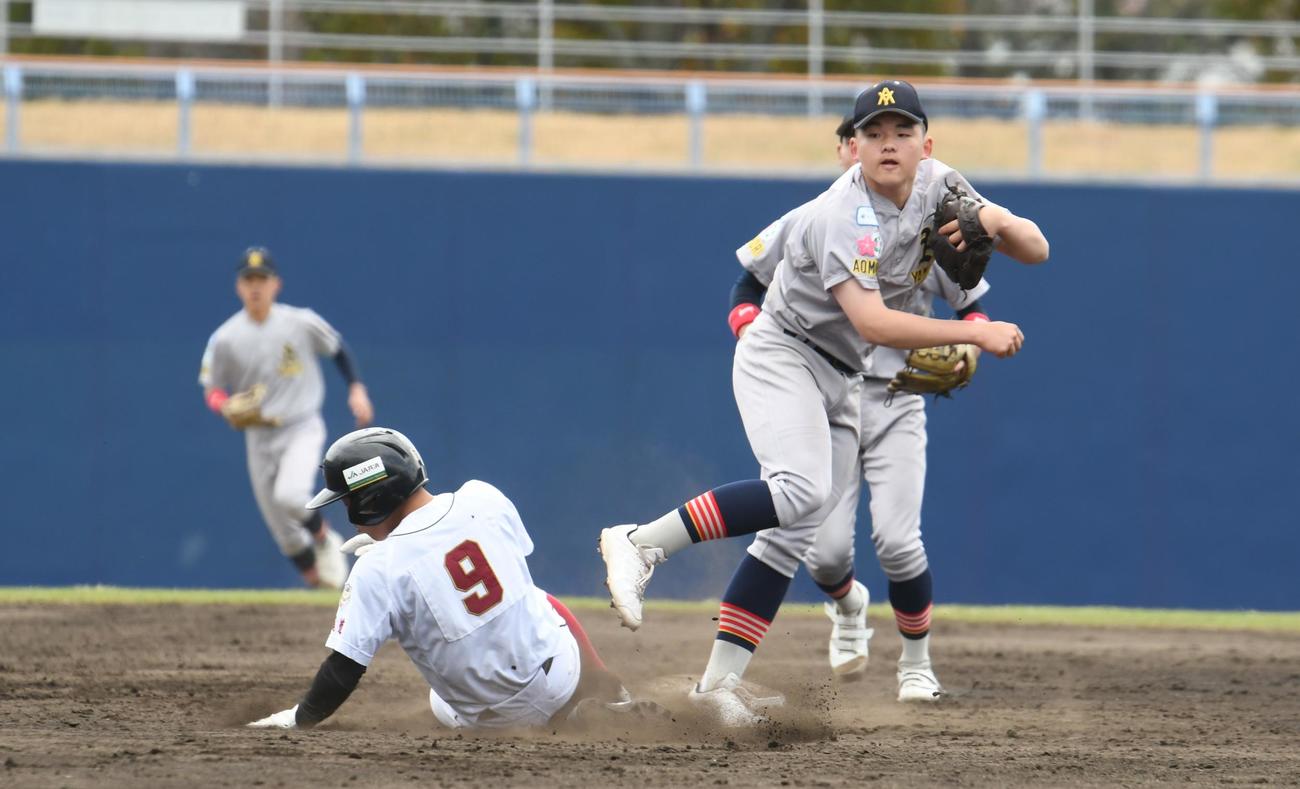 青森山田対尾道　5回表1死一、二塁で遊ゴロをさばいた青森山田・新妻は自ら二塁を踏み一塁転送して併殺を完成（撮影・久我悟）