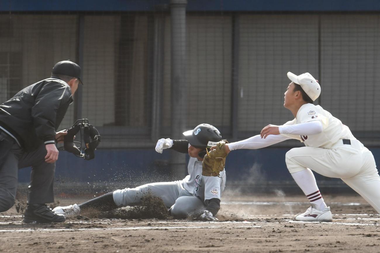 世田谷西対武蔵府中　1回表1死満塁でバッテリーミスの間に世田谷西の二塁走者。川村が一気に生還。R投手は小野（撮影・久我悟）