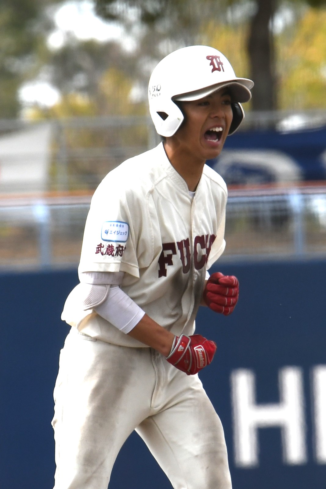 世田谷西対武蔵府中　7回裏無死、大差でも諦めない武蔵府中の菊森主将は反撃の三塁打を放った（撮影・久我悟）
