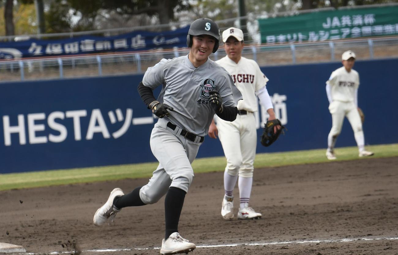 世田谷西対武蔵府中　4回表無死一、二塁で世田谷西の元木は左翼席に3ランを放ち笑顔でホームに向かった（撮影・久我悟）