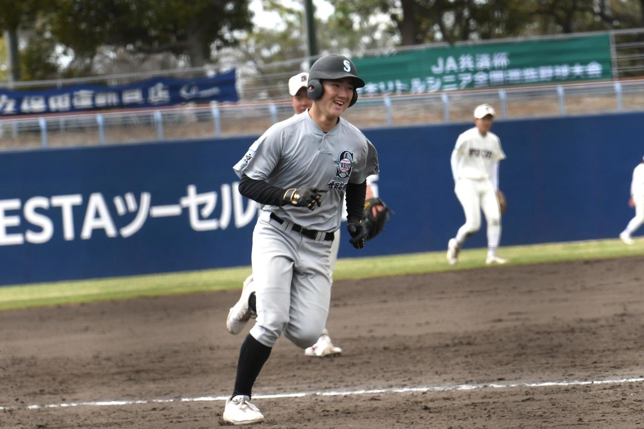 世田谷西対武蔵府中　4回表無死一、二塁で3ランを放った世田谷西・元木は三塁ベースを回ったところで笑顔（撮影・久我悟）