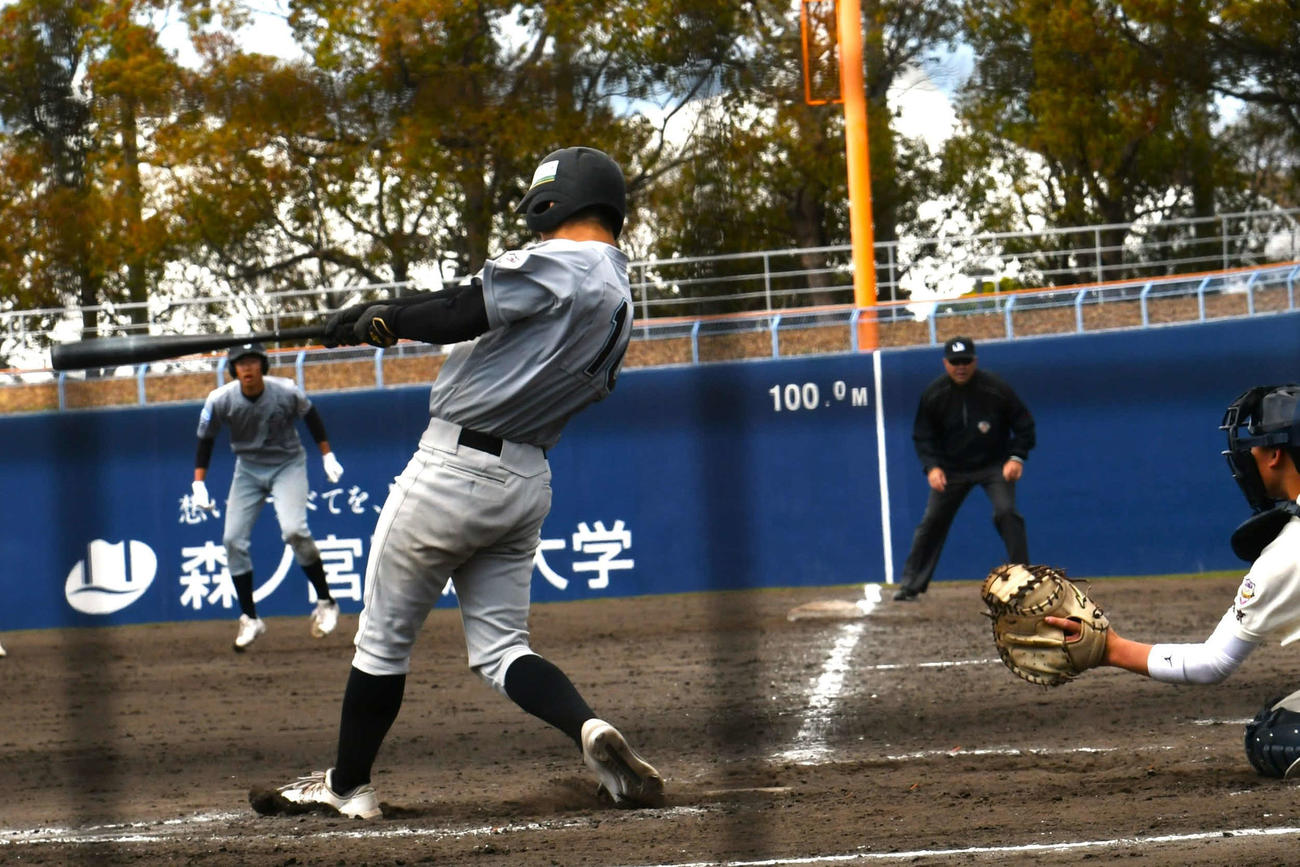 世田谷西対武蔵府中　4回表無死一、二塁で世田谷西の元木は左翼席に3ランを放った（撮影・久我悟）