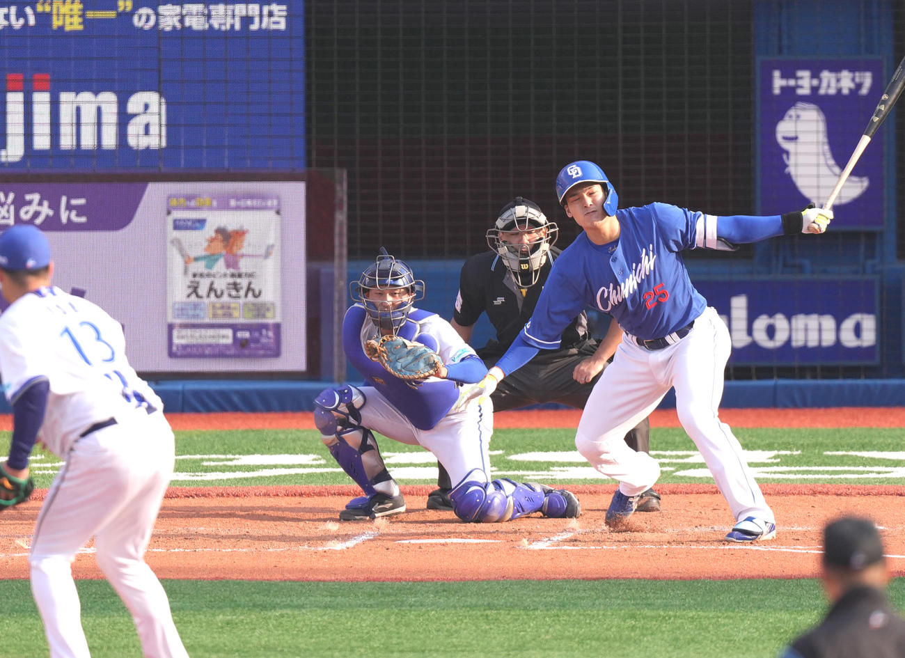 DeNA対中日　8回表中日1死二塁、空振り三振に倒れる石川昂。投手伊勢（撮影・鈴木みどり）