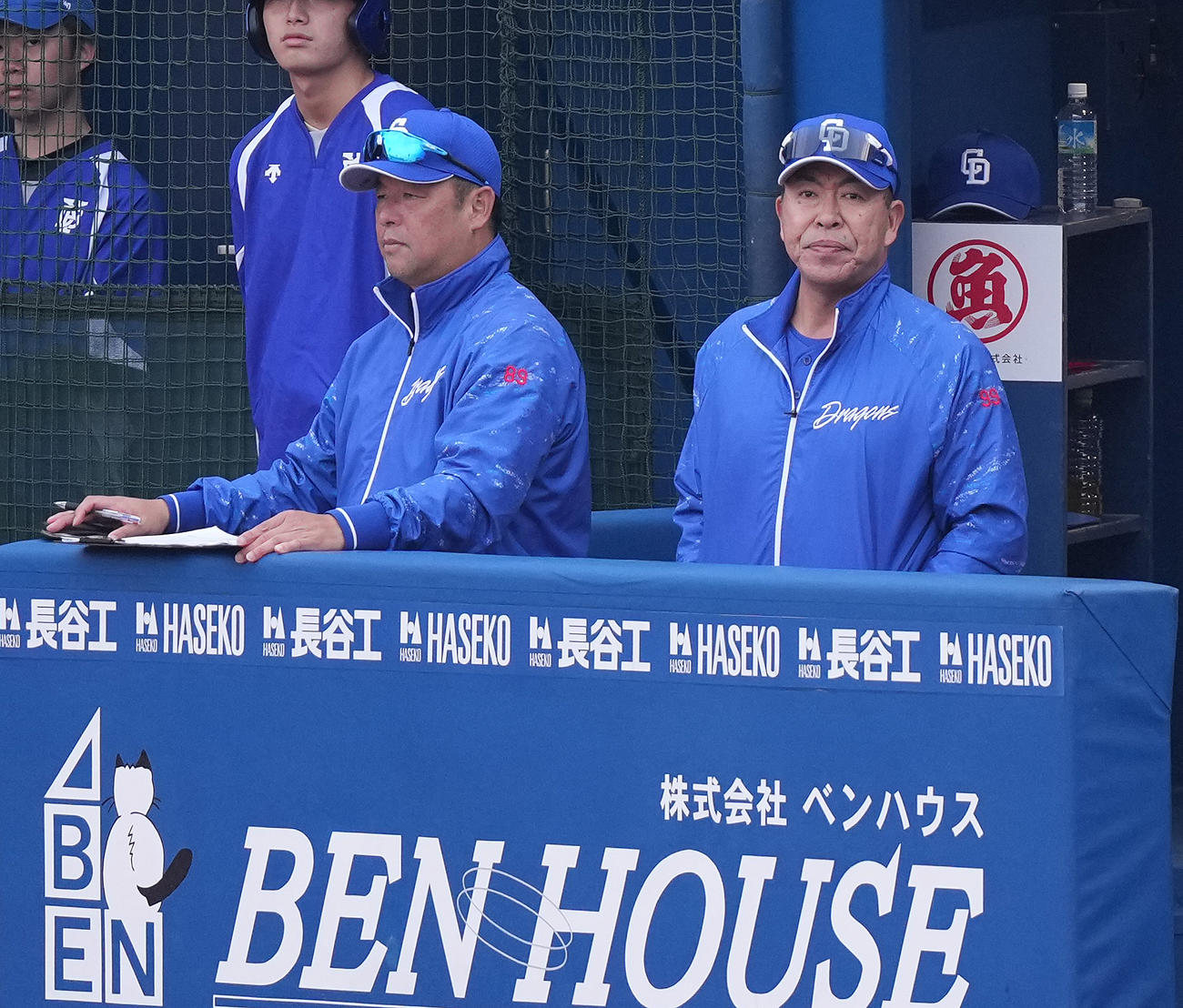DeNA対中日　ベンチで浮かない表情の中日井上監督（右）（撮影・鈴木みどり）