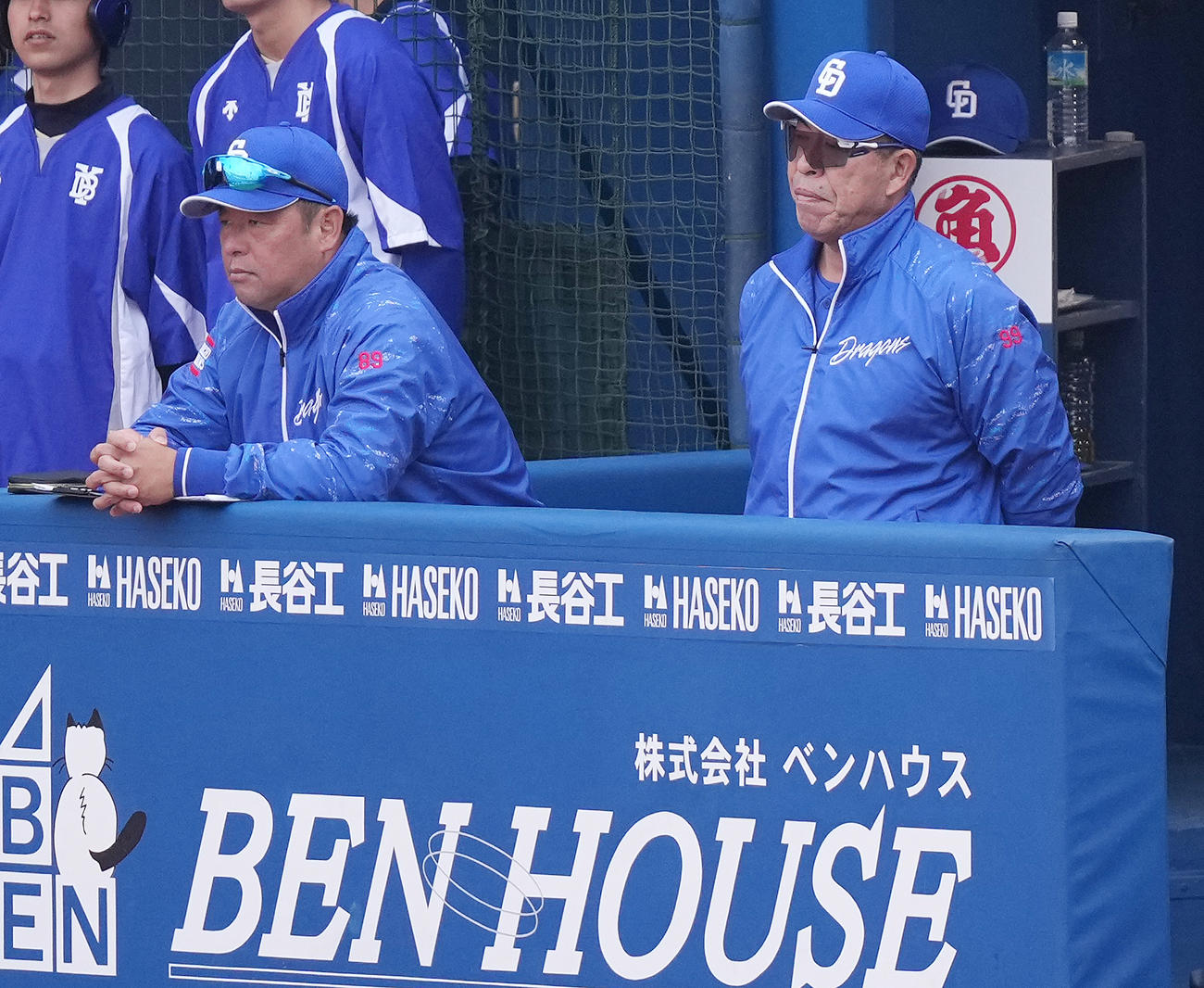DeNA対中日　ベンチから試合を見守る中日井上監督（右）（撮影・鈴木みどり）