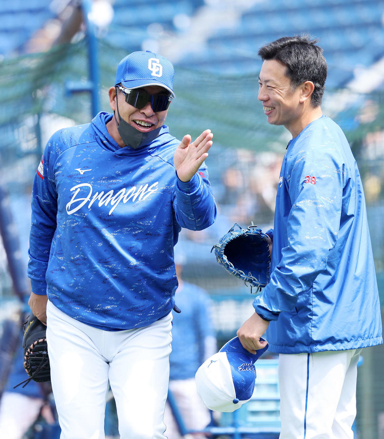 DeNA対中日　練習中、笑顔を見せる中日井上監督（左）と松葉（撮影・鈴木正人）　