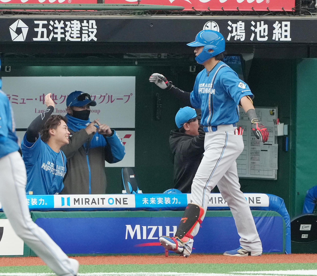 西武対日本ハム　3回表日本ハム1死、1死二塁、野村（右）は左越え3点本塁打を放つも新庄監督は×印（撮影・足立雅史）