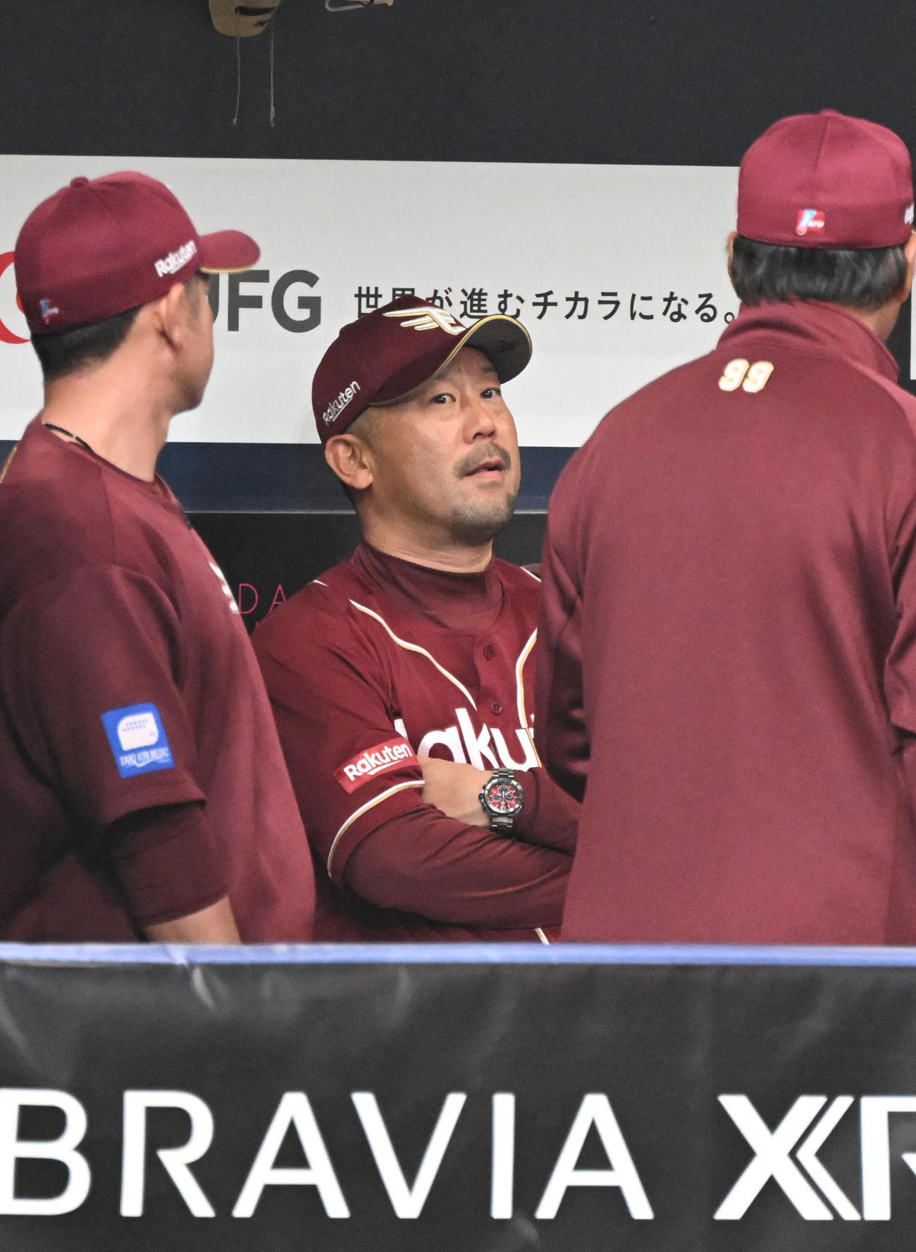 オリックス対楽天　7回、ベンチで腕組みをする楽天三木監督（撮影・和賀正仁）