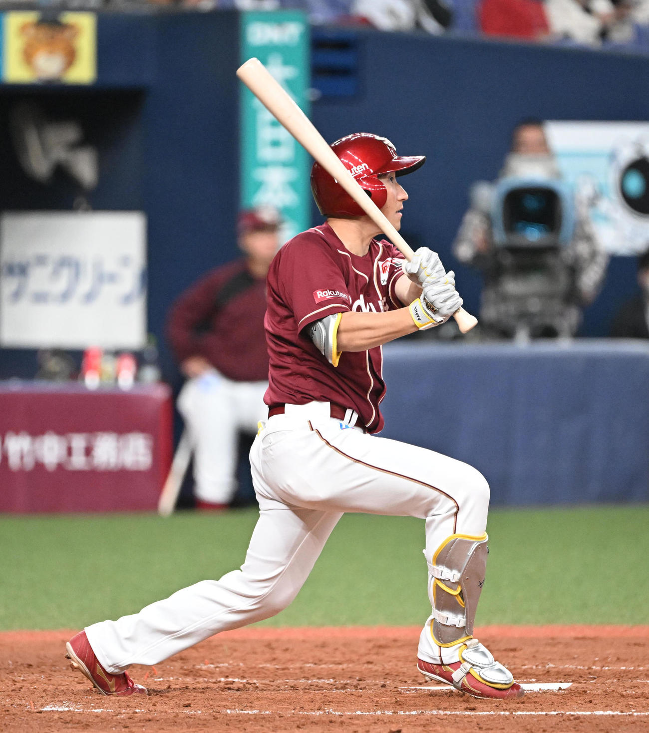 オリックス対楽天　4回表楽天2死一塁、右中間に適時三塁打を放つ小深田（撮影・和賀正仁）
