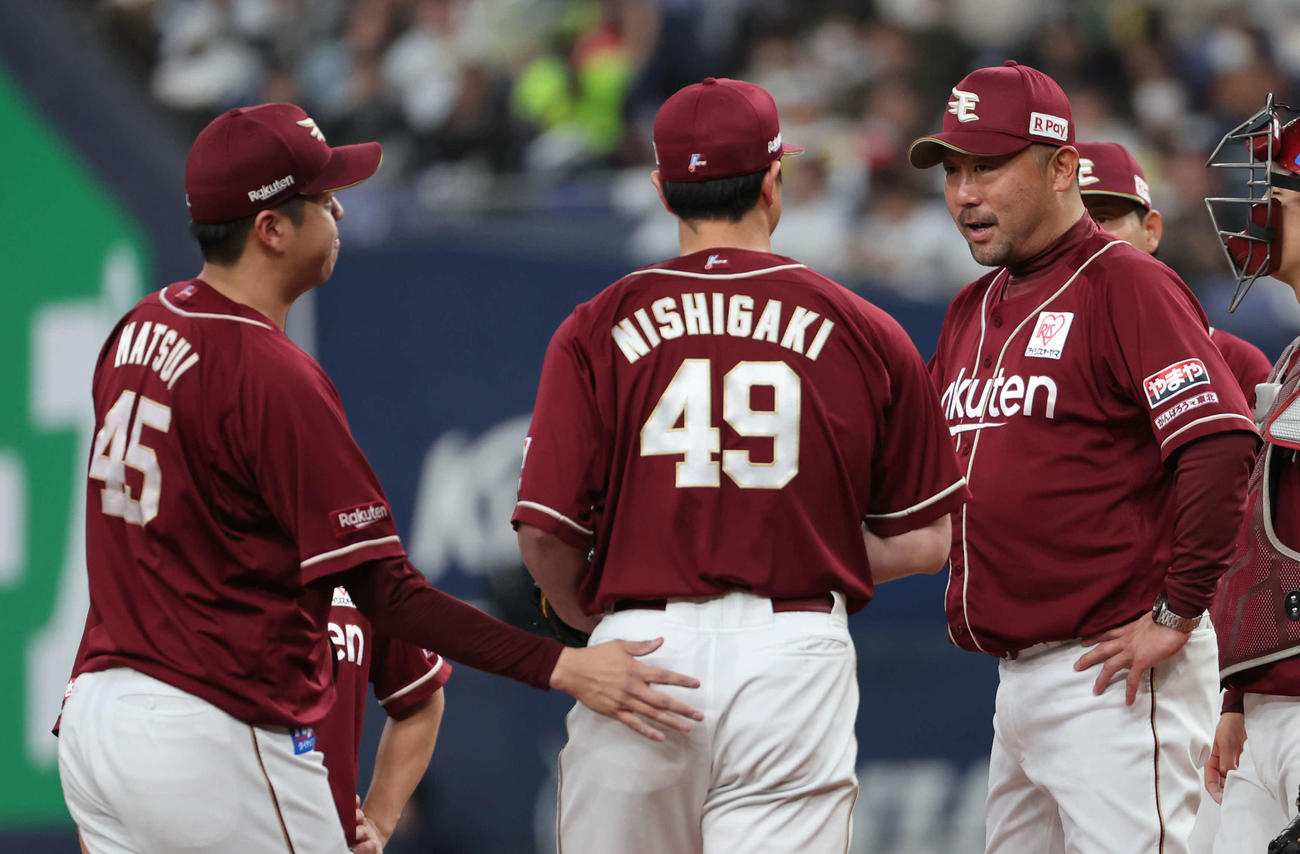 オリックス対楽天　5回裏オリックス2死一塁から杉本に本塁打を許した松井（左）から西垣への交代を告げた三木監督は自らマウンドに行く（撮影・西尾就之）