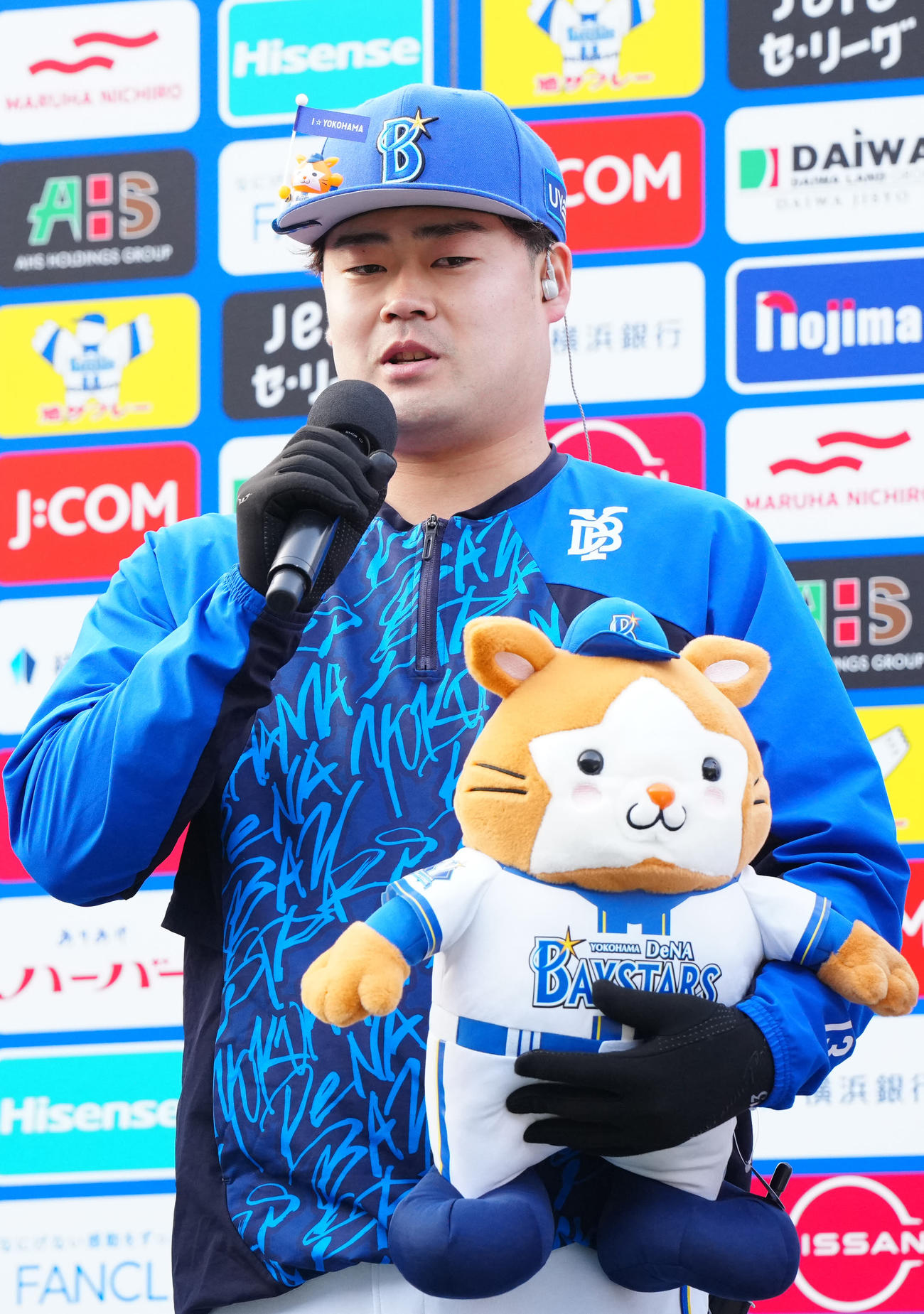 DeNA対中日　試合後、お立ち台でインタビューを受けるDeNA伊勢（撮影・江口和貴）