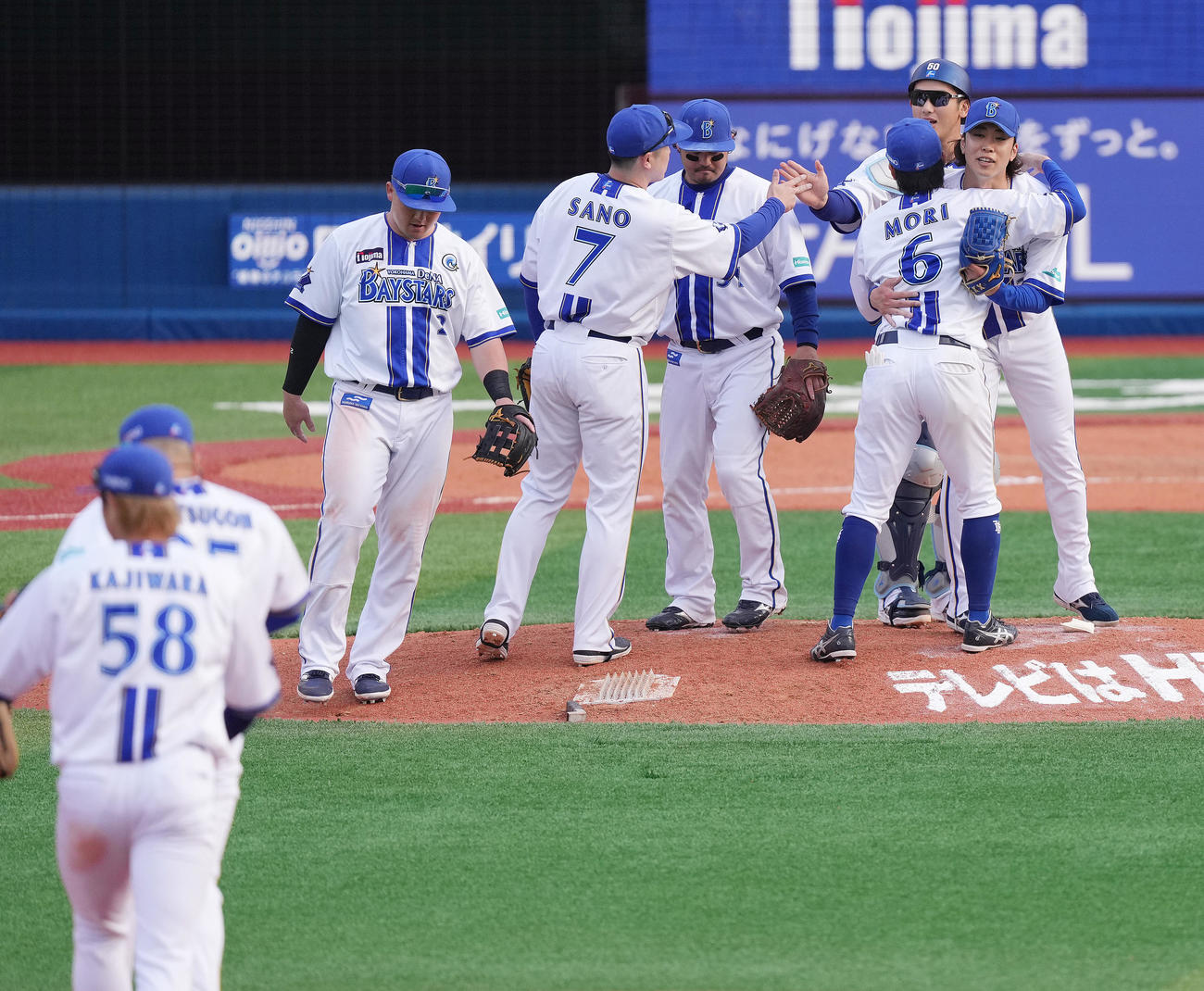 DeNA対中日　中日に勝利し、笑顔の入江（右）らDeNAナイン（撮影・鈴木みどり）
