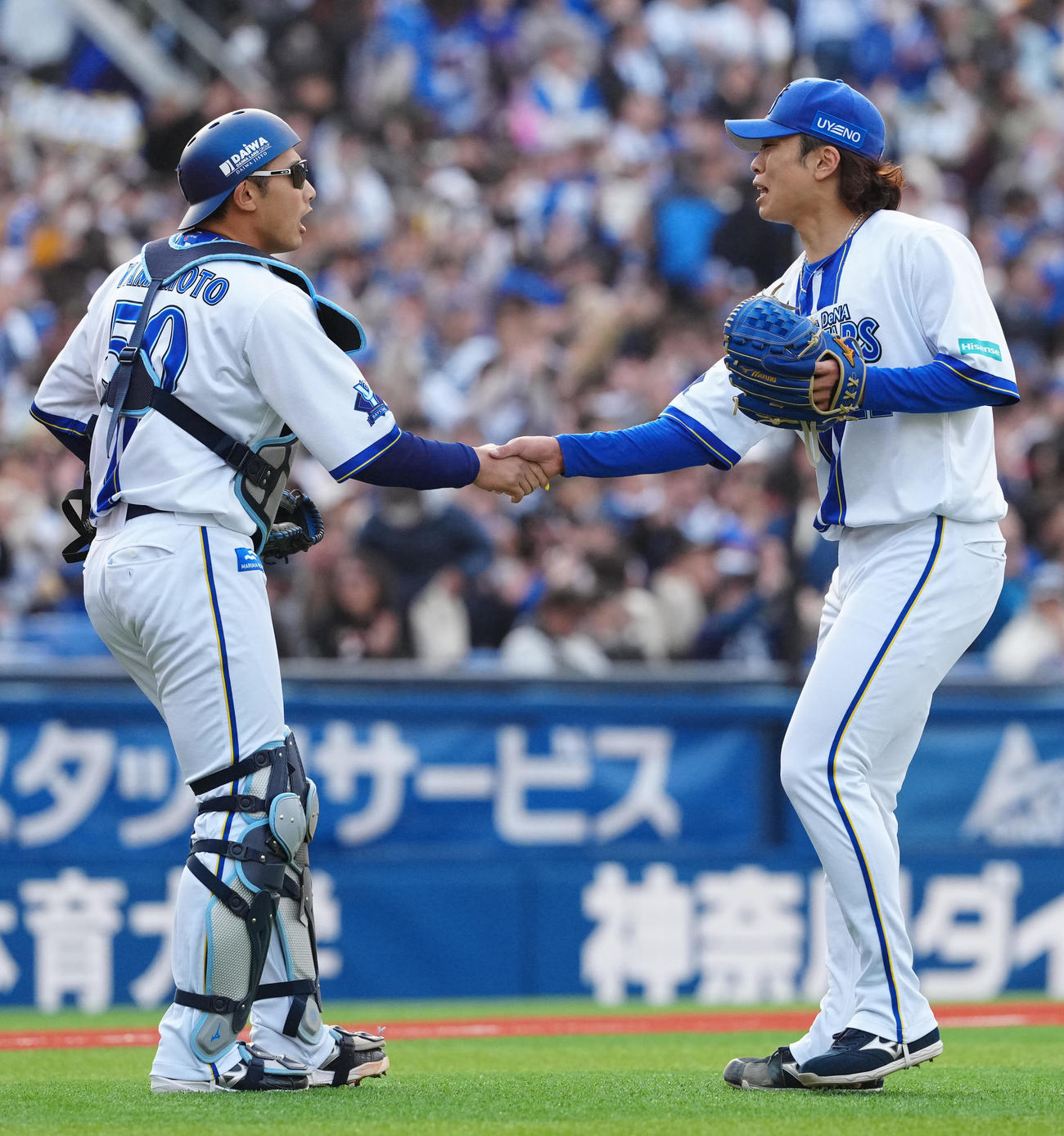 DeNA対中日　9回表、最後を締めDeNA捕手山本（左）と握手を交わす4番手の入江（撮影・江口和貴）