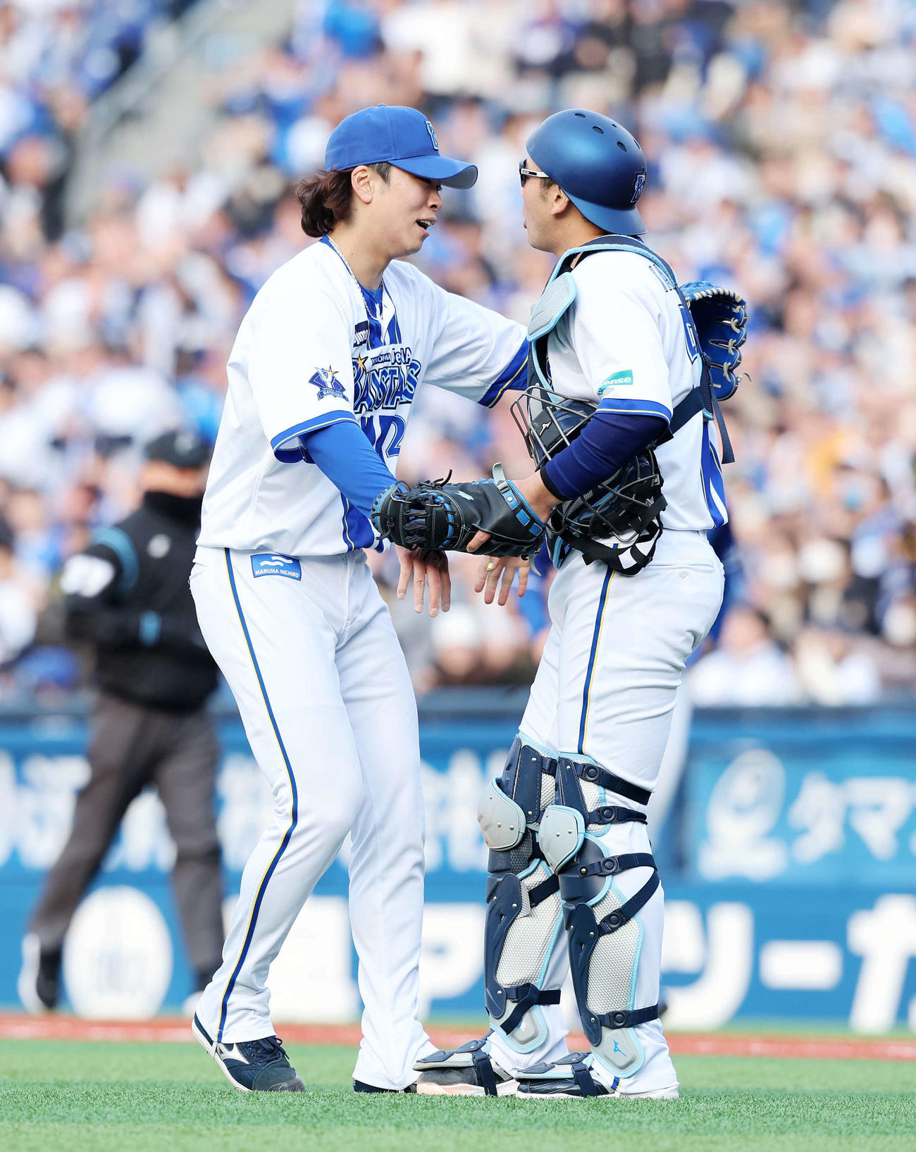 DeNA対中日　勝利し喜ぶDeNA入江（左）と山本（撮影・鈴木正人）　