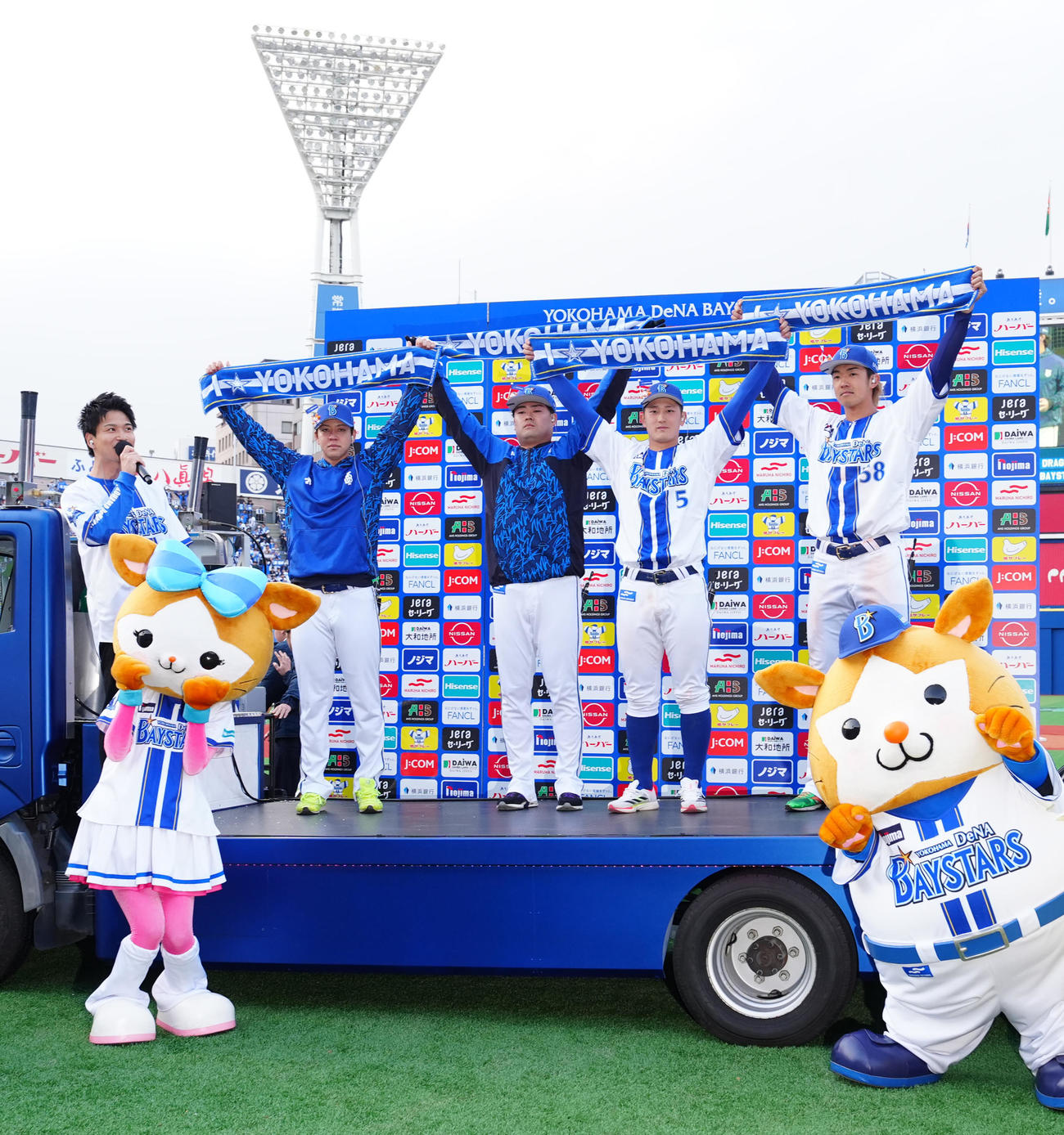 DeNA対中日　試合後、タオルを掲げるDeNAの選手たち。左2人目から平良、伊勢、松尾、梶原（撮影・江口和貴）