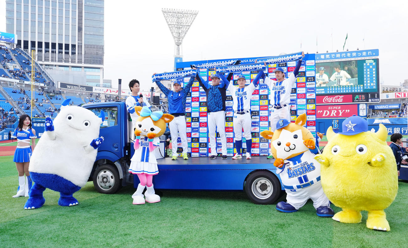 DeNA対中日　試合後、タオルを掲げるDeNAの選手たち。後方左2人目から平良、伊勢、松尾、梶原（撮影・江口和貴）