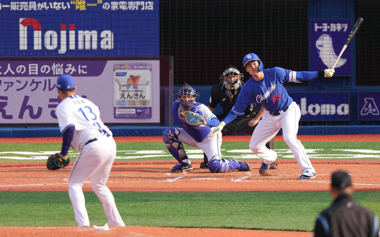 DeNA対中日　8回表中日1死二塁、空振り三振に倒れる石川昂。投手伊勢（撮影・鈴木みどり）