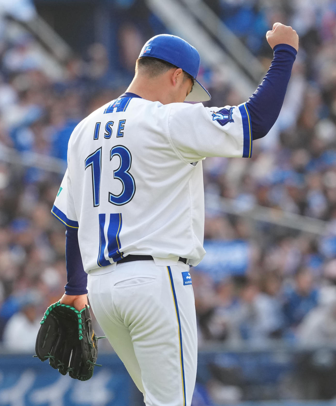 DeNA対中日　8回表中日2死二、三塁、板山を左飛に仕留めガッツポーズを見せる伊勢（撮影・江口和貴）