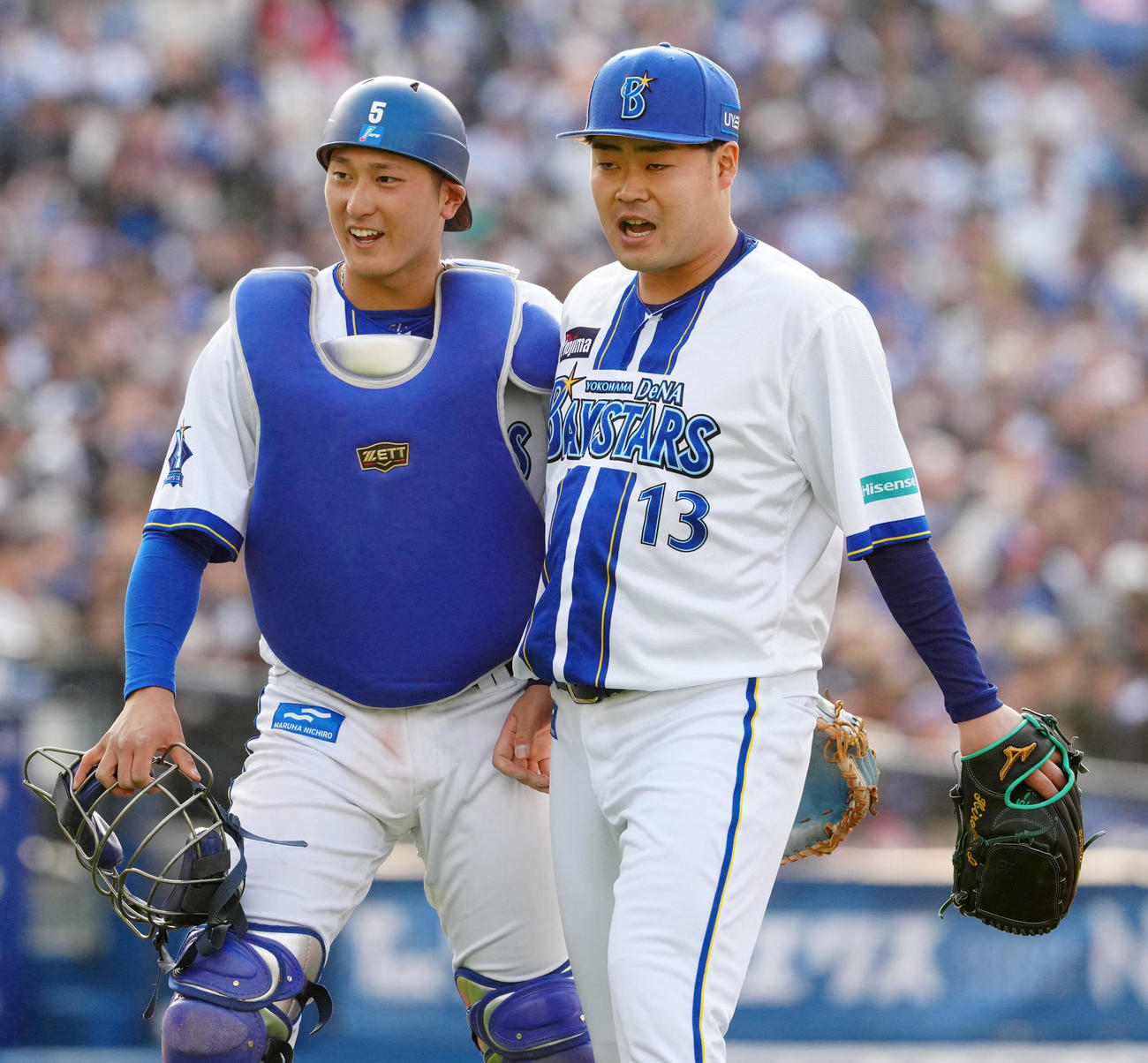 DeNA対中日　8回表終了後、ベンチに引き揚げるDeNA3番手の伊勢（右）と捕手松尾（撮影・江口和貴）