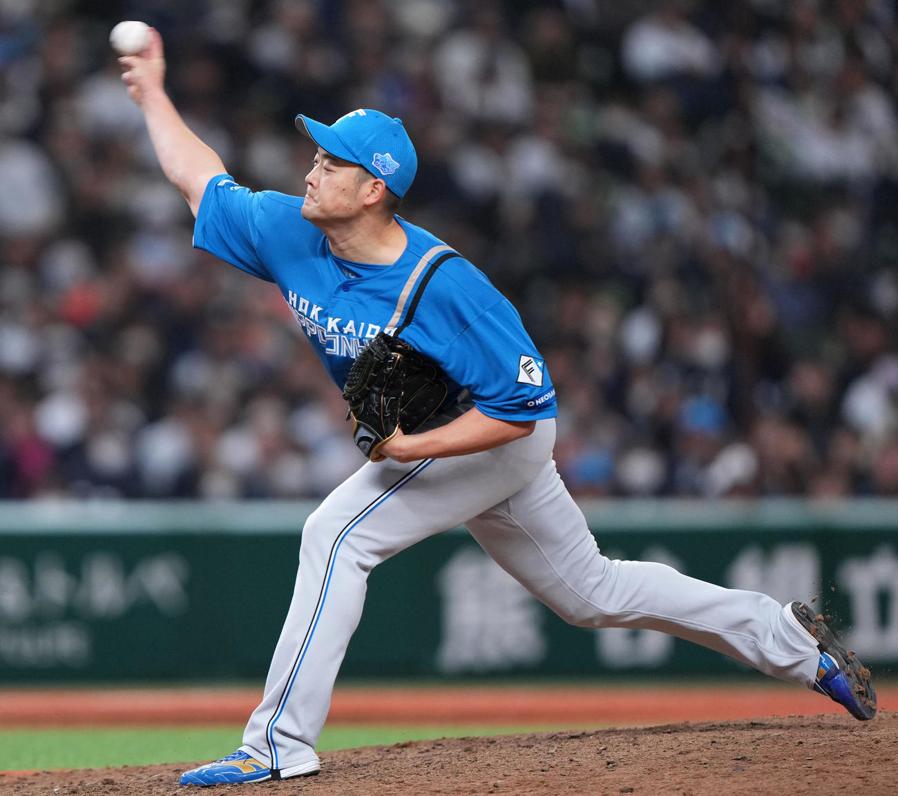 西武対日本ハム　9回裏から登板した日本ハム斎藤（撮影・横山健太）