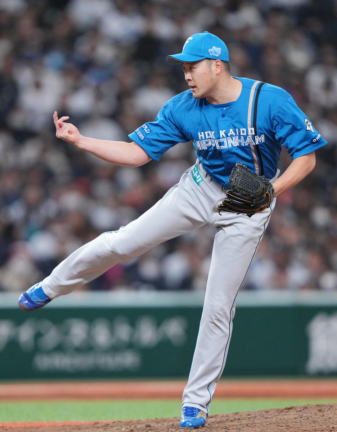 西武対日本ハム　9回裏から登板した日本ハム斎藤（撮影・横山健太）