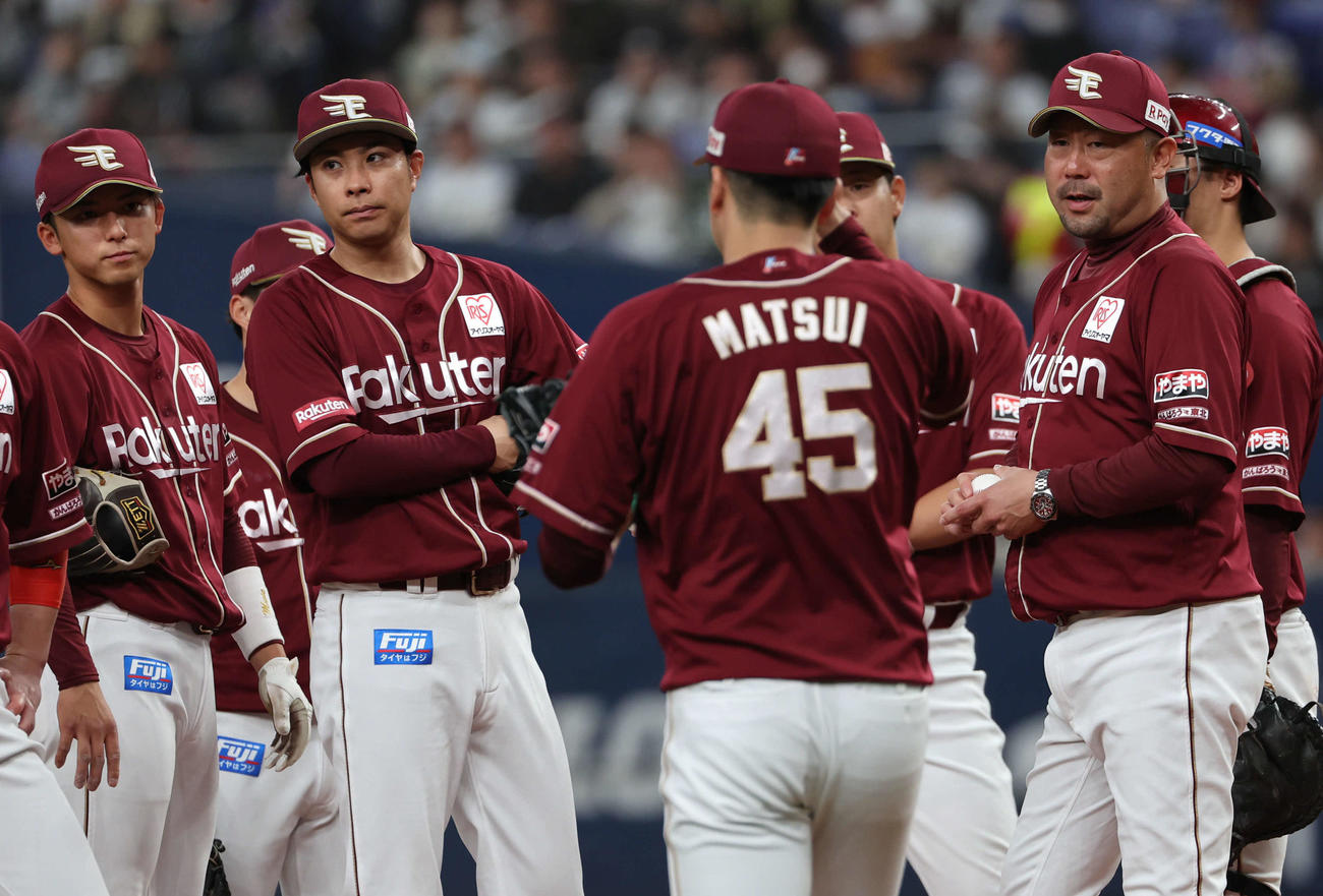 オリックス対楽天　楽天三木監督（右）は2回途中3失点の先発辛島（左から2人目）に松井との交代を命じるため自らマウンドへ足を運んだ（撮影・西尾就之）