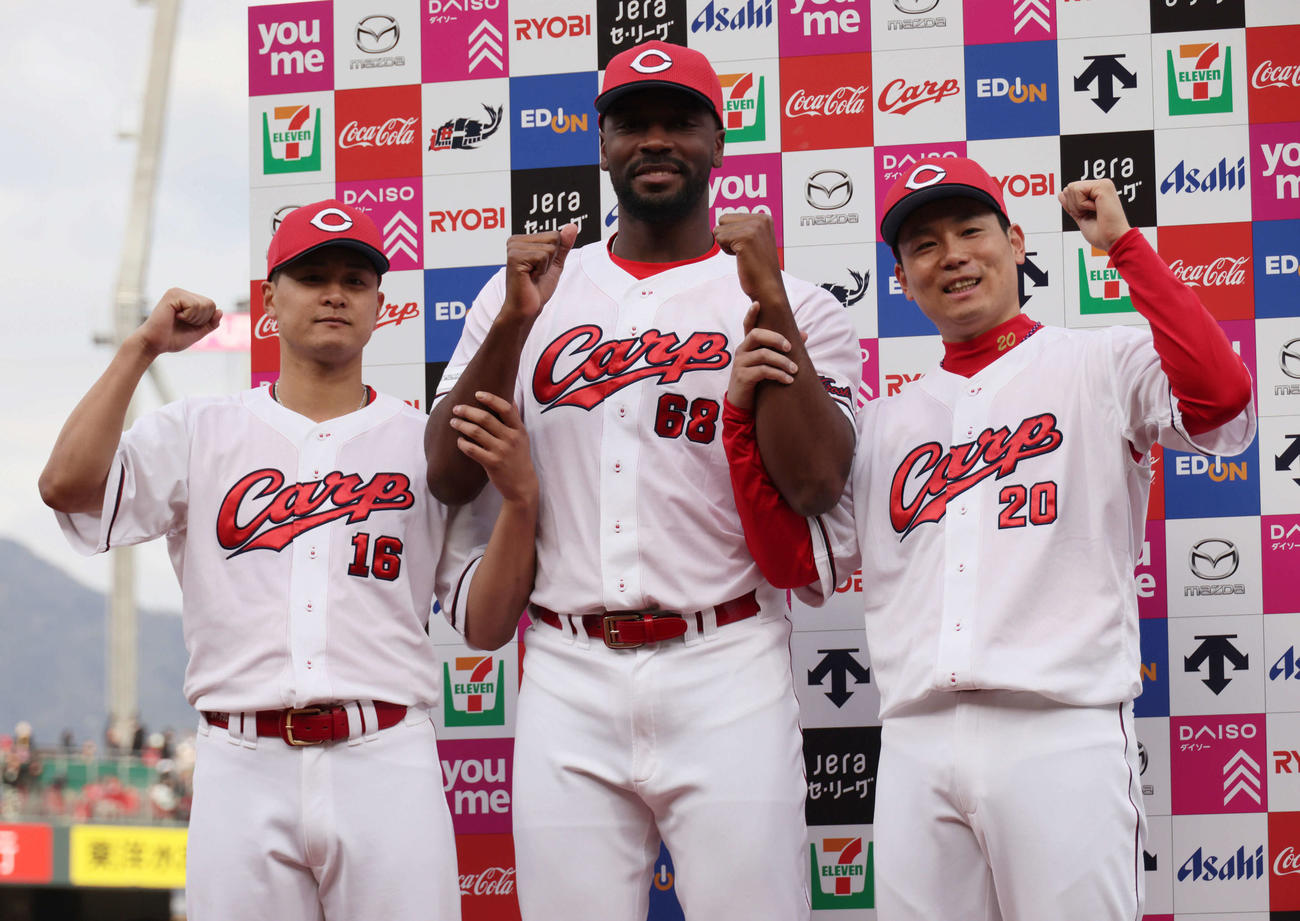 広島対阪神　お立ち台でポーズを決める森（左）、ハーン（中央）、栗林（撮影・加藤孝規）