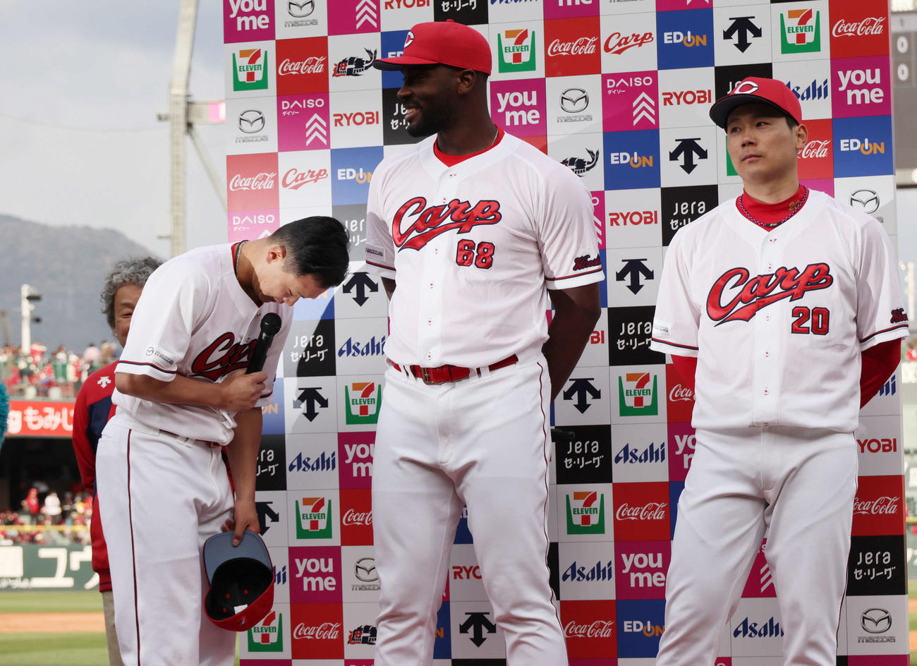 広島対阪神　お立ち台でハーン（中央）と栗林（右）に感謝する広島森（撮影・加藤孝規）