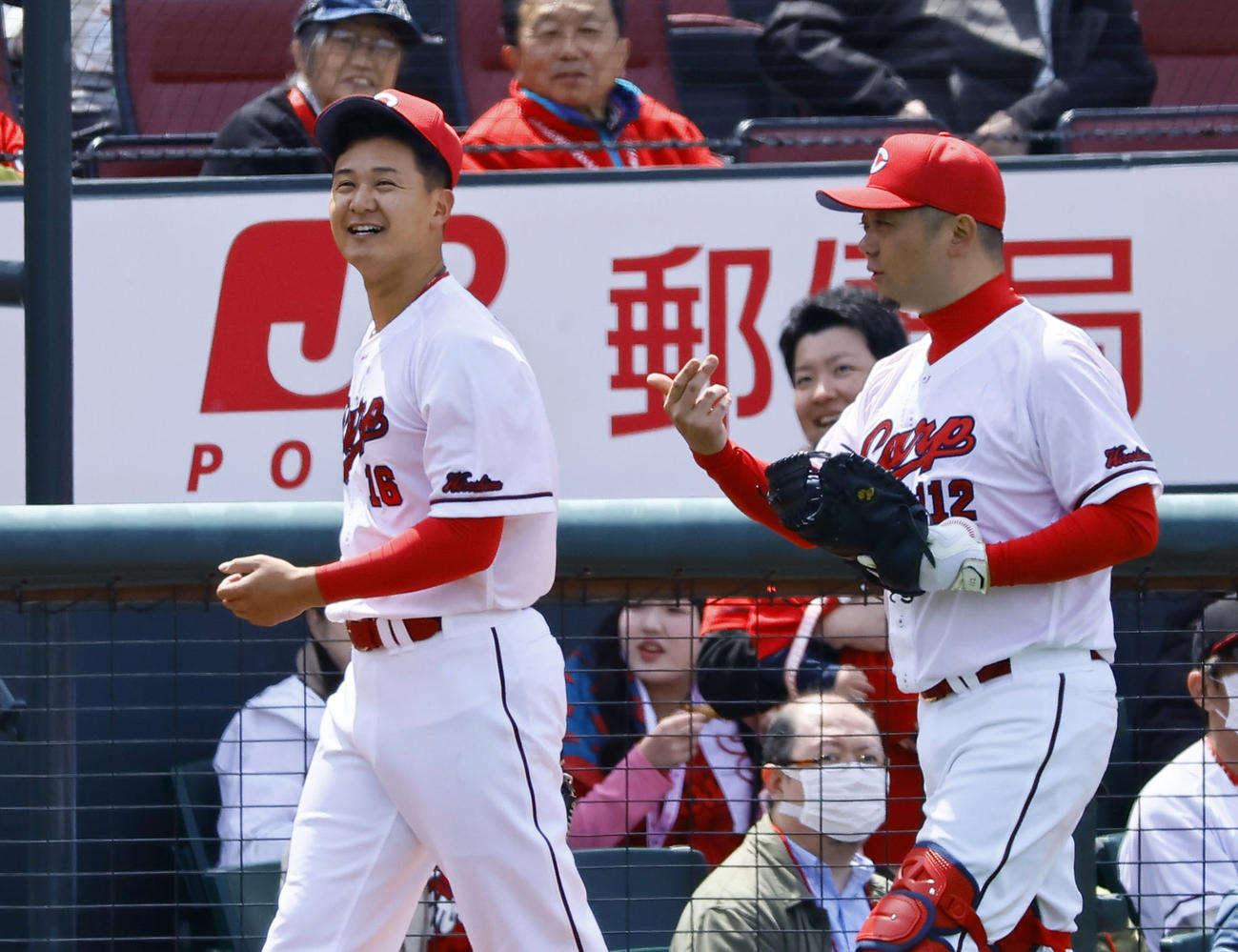 広島対阪神　試合前のキャッチボールに向かう広島森（左）（撮影・藤尾明華）